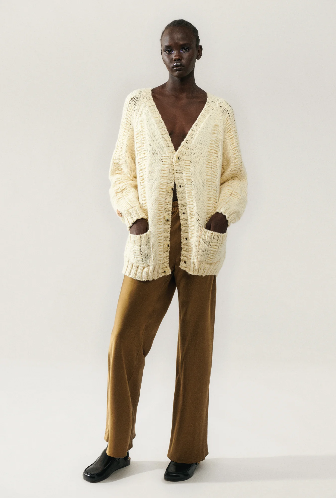 The Big G Cardigan Cream - Image 3